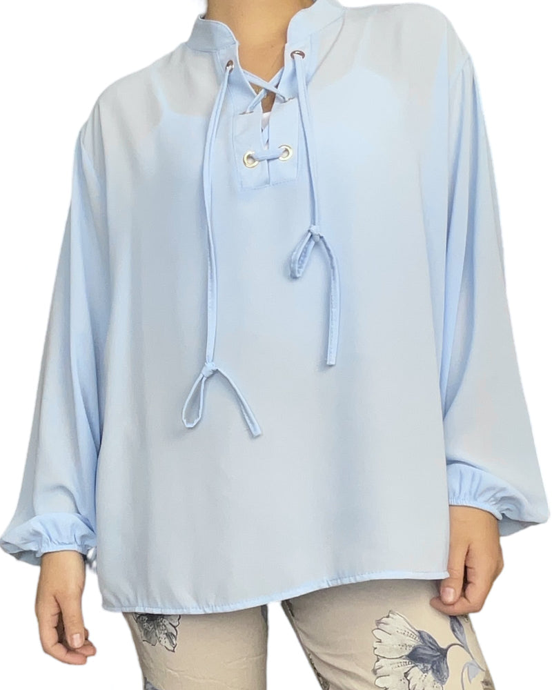 Blouse à lacets bleu ciel pour femme avec camisole gainante en dessous.