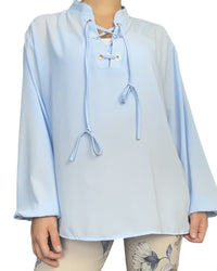 Blouse à lacets bleu ciel pour femme.