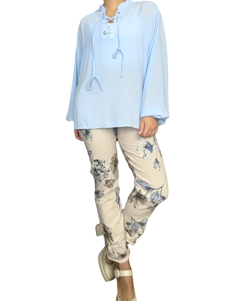 Blouse à lacets bleu ciel pour femme avec pantalon.