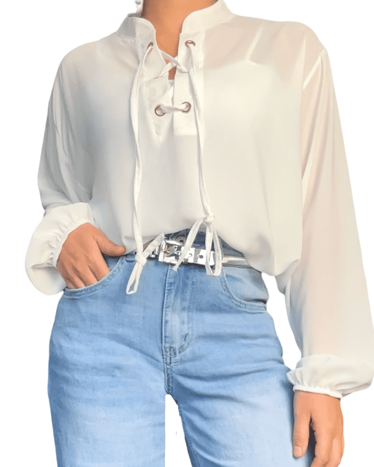 Blouse à lacets blanche pour femme avec ceinture métallisée. 