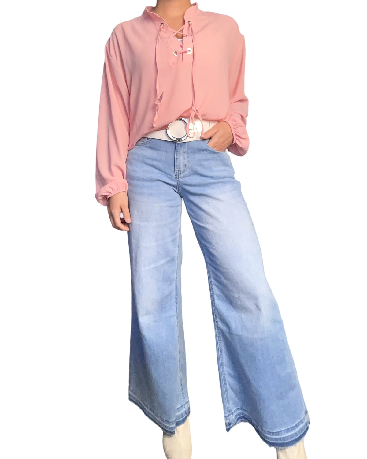 Blouse rose à col en V pour femme avec jeans ample.