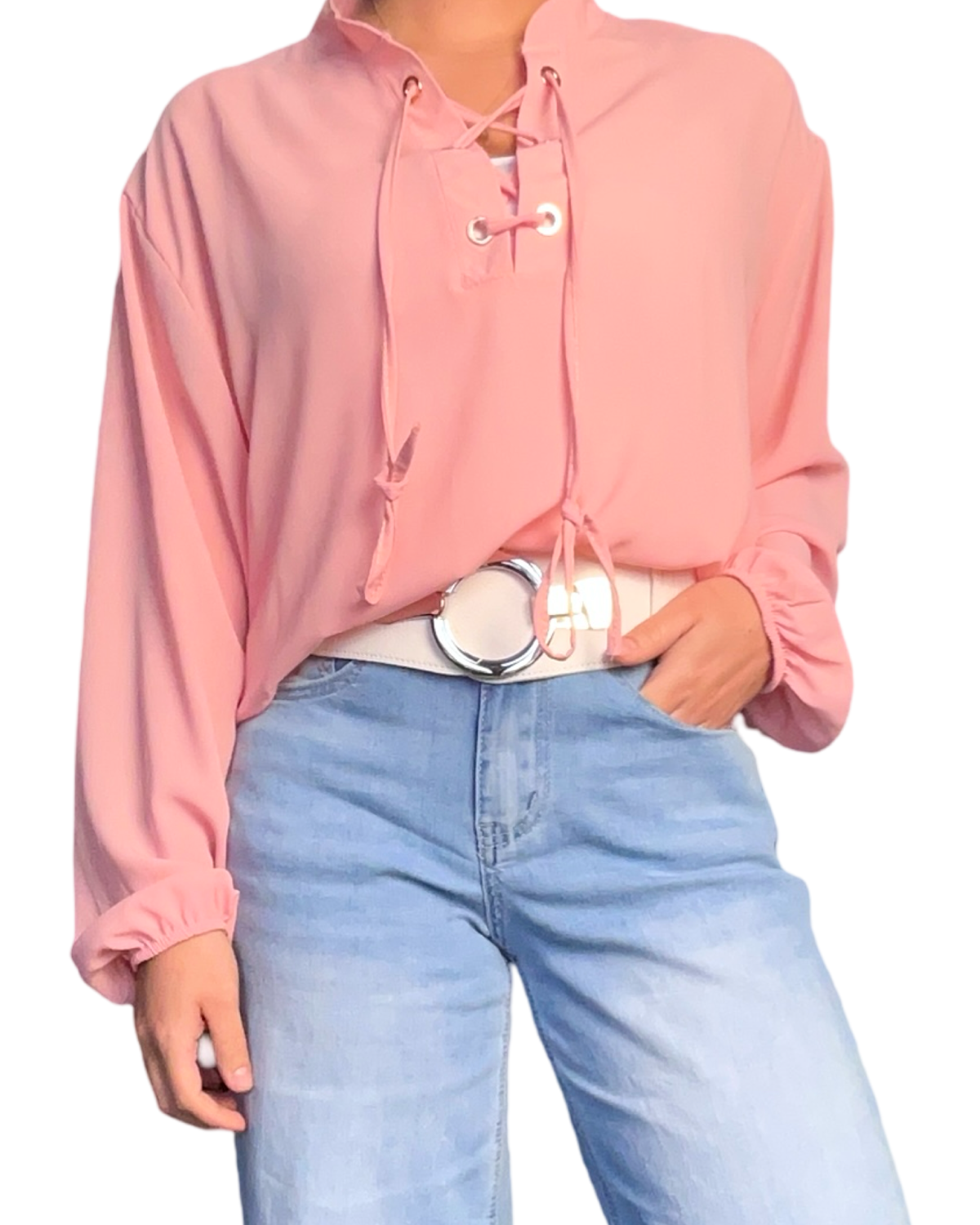 Blouse rose à col en V pour femme avec ceinture.