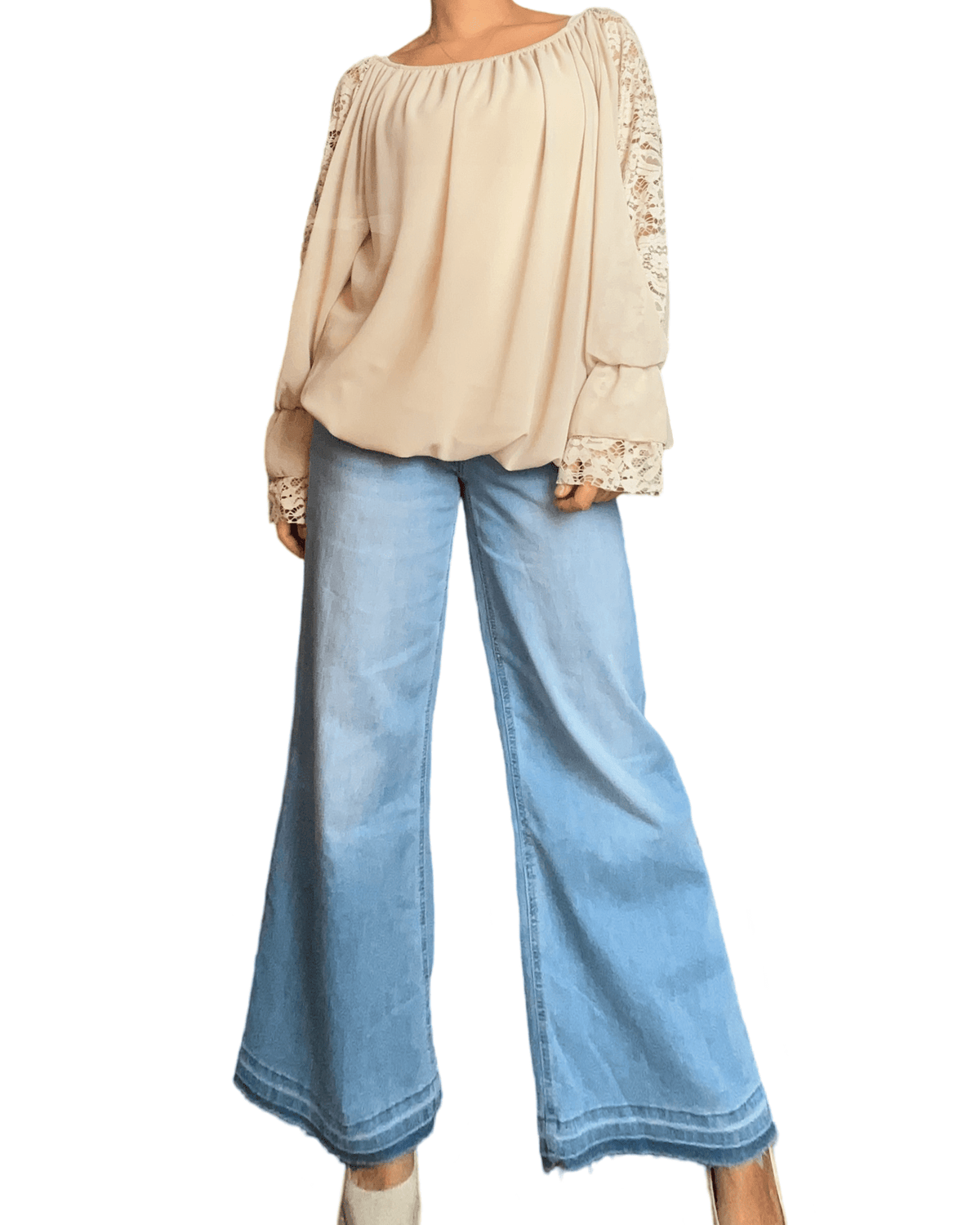 Blouse beige à manches longues pour femme avec jeans ample.