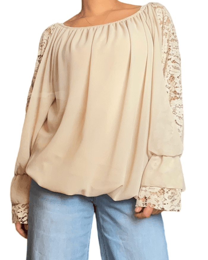 Blouse beige à manches longues pour femme.