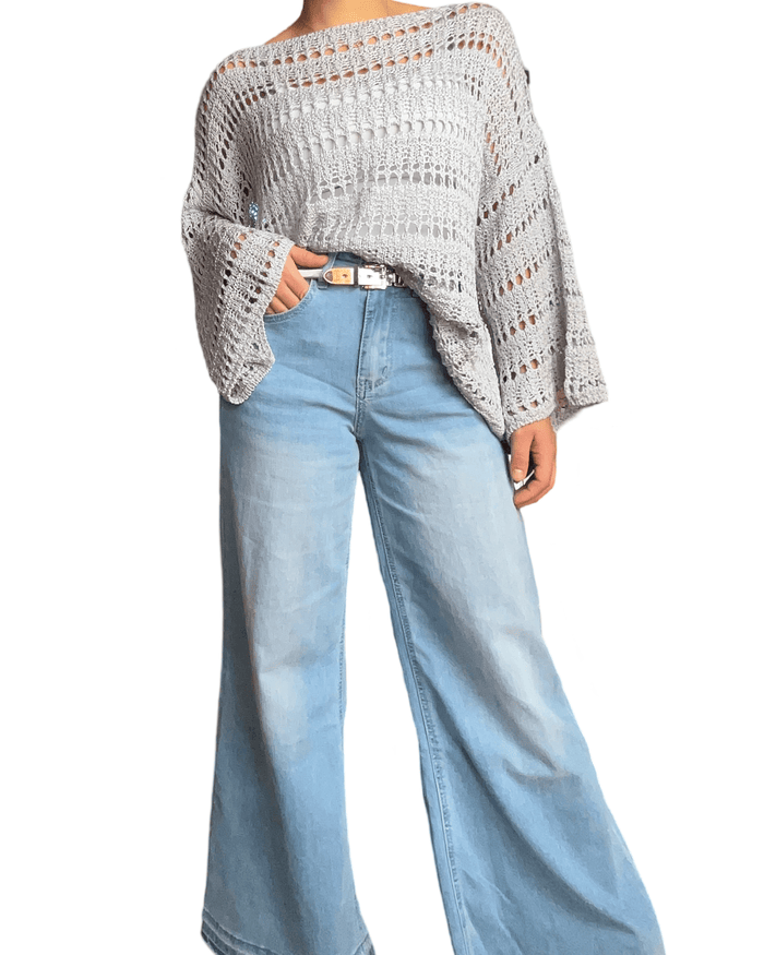 Chandail gris en grandes mailles pour femme avec jeans ample.