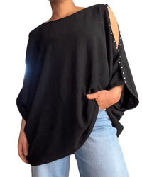 Blouse noire à manche fendue pour femme.