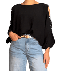 Blouse noire à manche fendue pour femme avec ceinture métallisée.