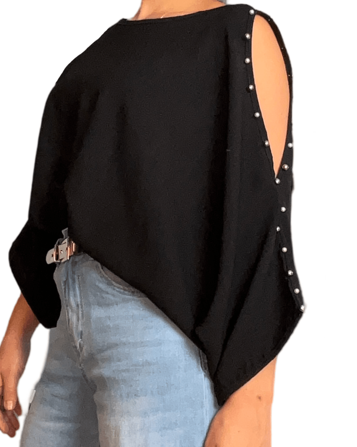 Blouse noire à manche fendue pour femme.