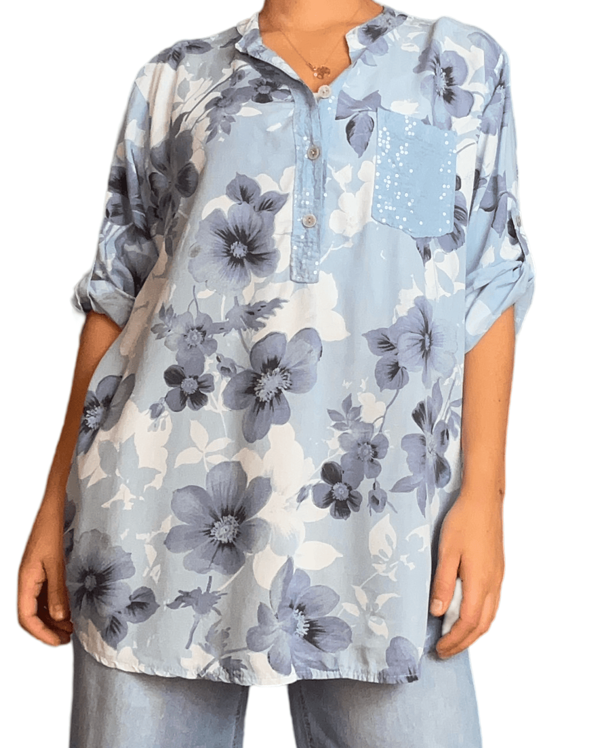 Blouse blanche avec imprimé floral bleu pour femme.