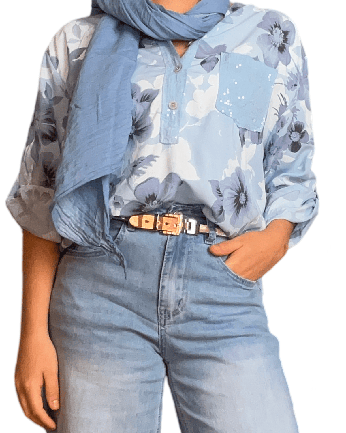 Blouse blanche avec imprimé floral bleu pour femme avec foulard.