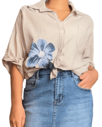 Chemise beige pour femme avec imprimé de grandes fleurs bleues avec nœud.