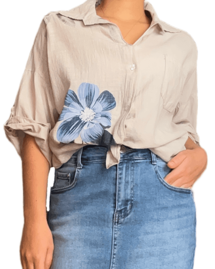 Chemise beige pour femme avec imprimé de grandes fleurs bleues avec nœud.