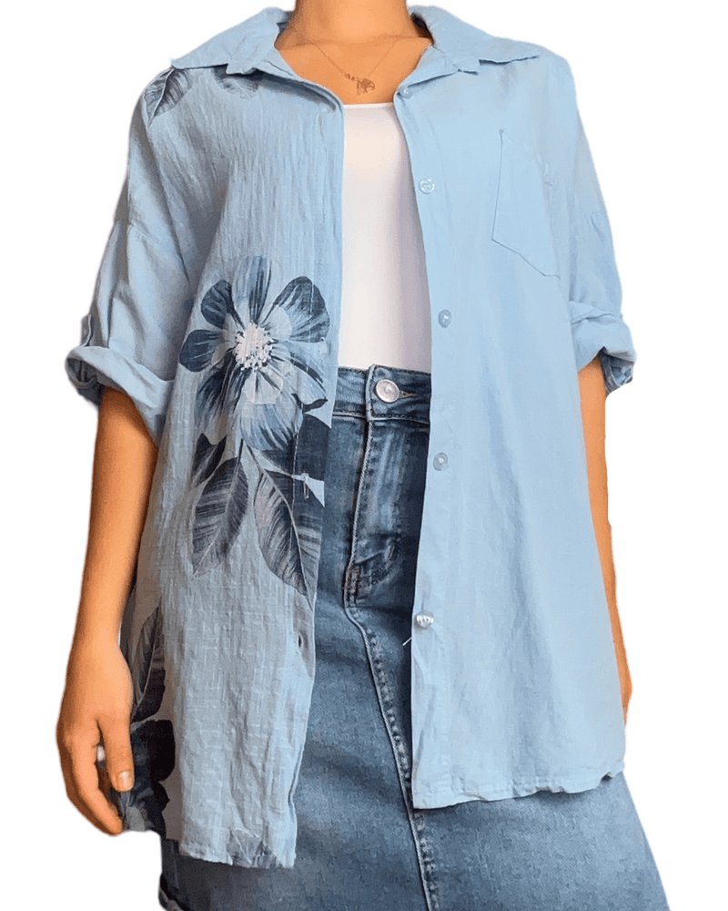 Chemise bleue pour femme avec imprimé de grandes fleurs bleues avec camisole gainante en dessous.