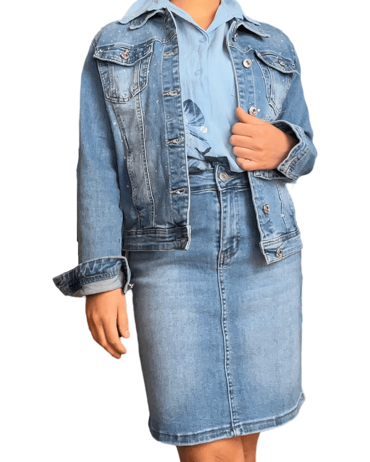 Chemise bleue pour femme avec imprimé de grandes fleurs bleues avec jacket de jeans.