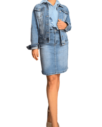 Chemise bleue pour femme avec imprimé de grandes fleurs bleues avec jacket et jupe de jeans.