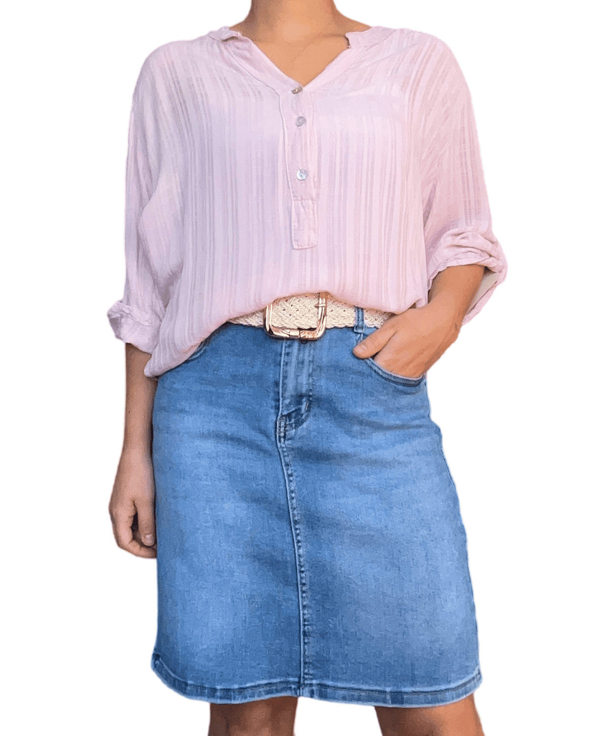 Blouse rose à manche 3/4 pour femme avec jupe de jeans.