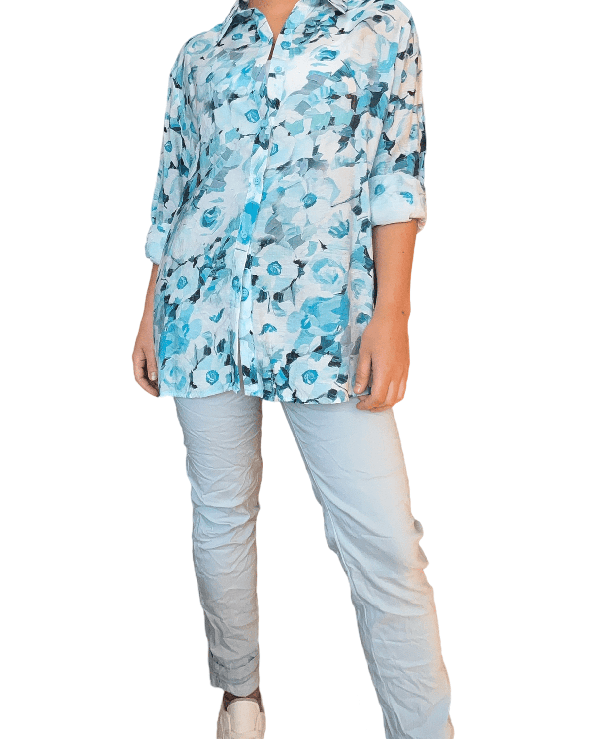 Chemise blanche avec imprimé floral turquoise pour femme avec pantalon.