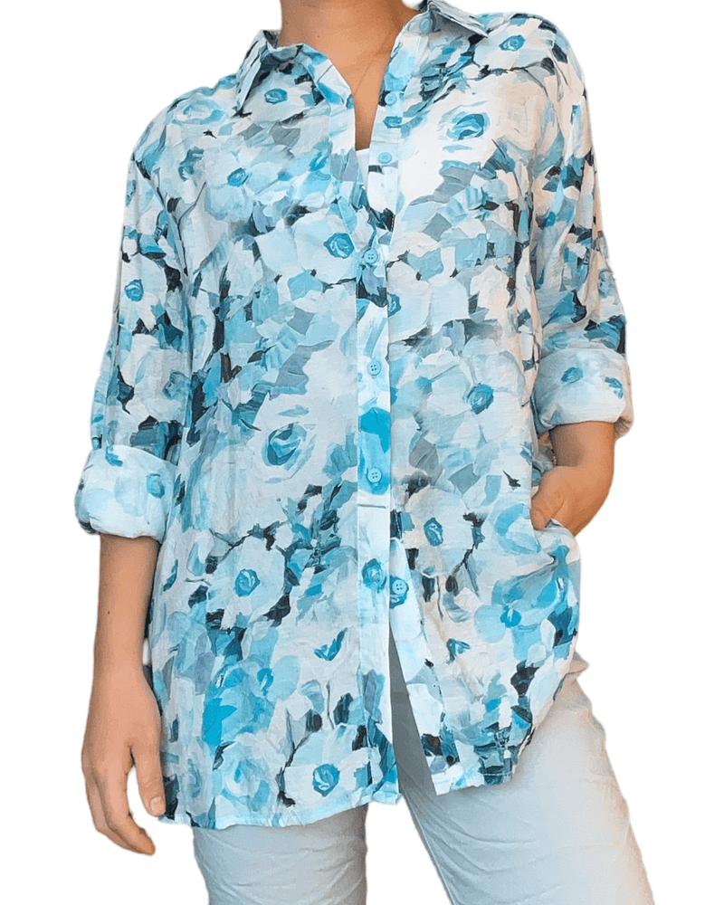 Chemise blanche avec imprimé floral turquoise pour femme.