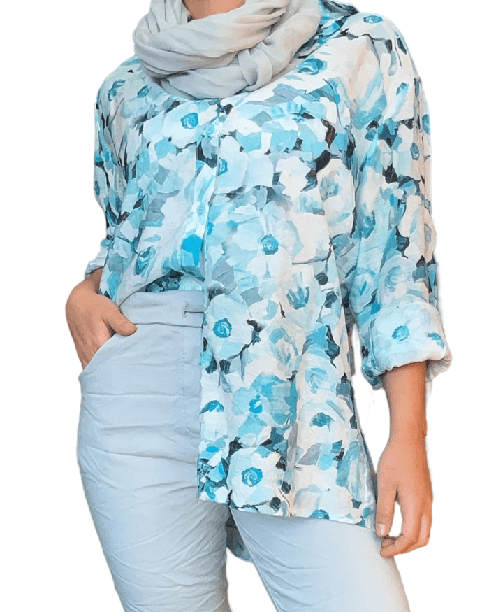 Chemise blanche avec imprimé floral turquoise pour femme avec foulard gris.