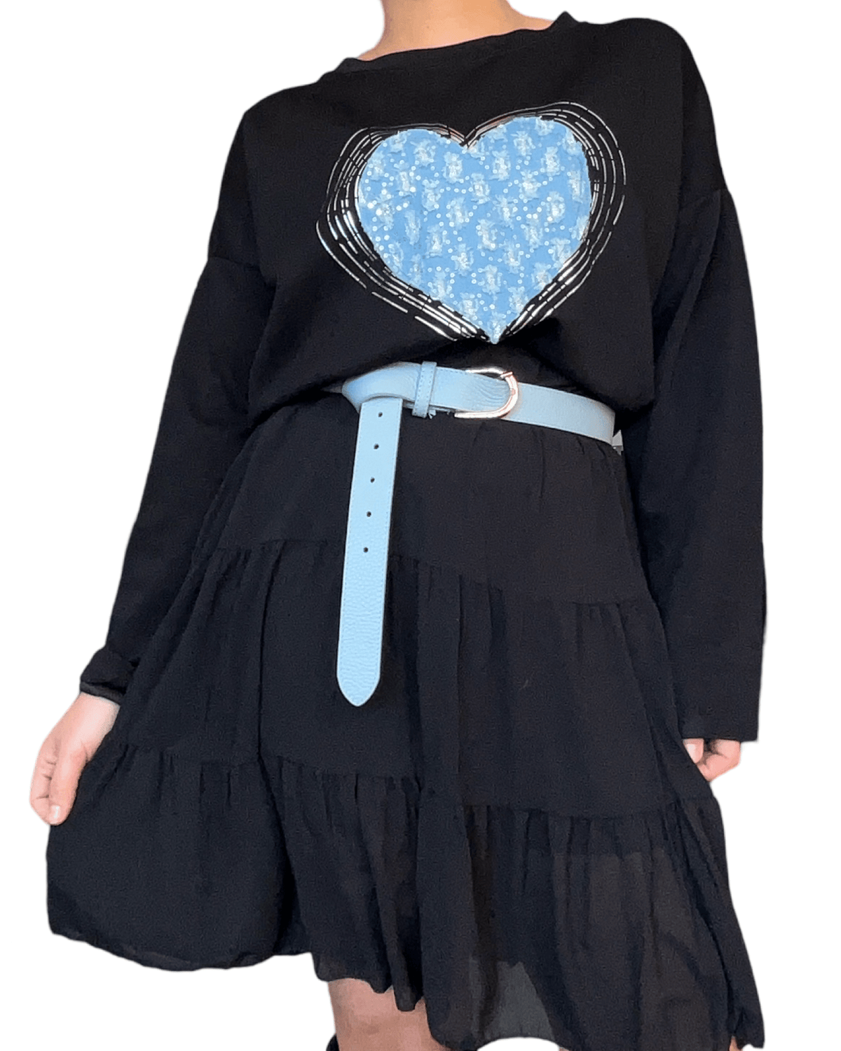 Chandail noir pour femme avec un cœur texturé bleu avec ceinture bleu ciel.