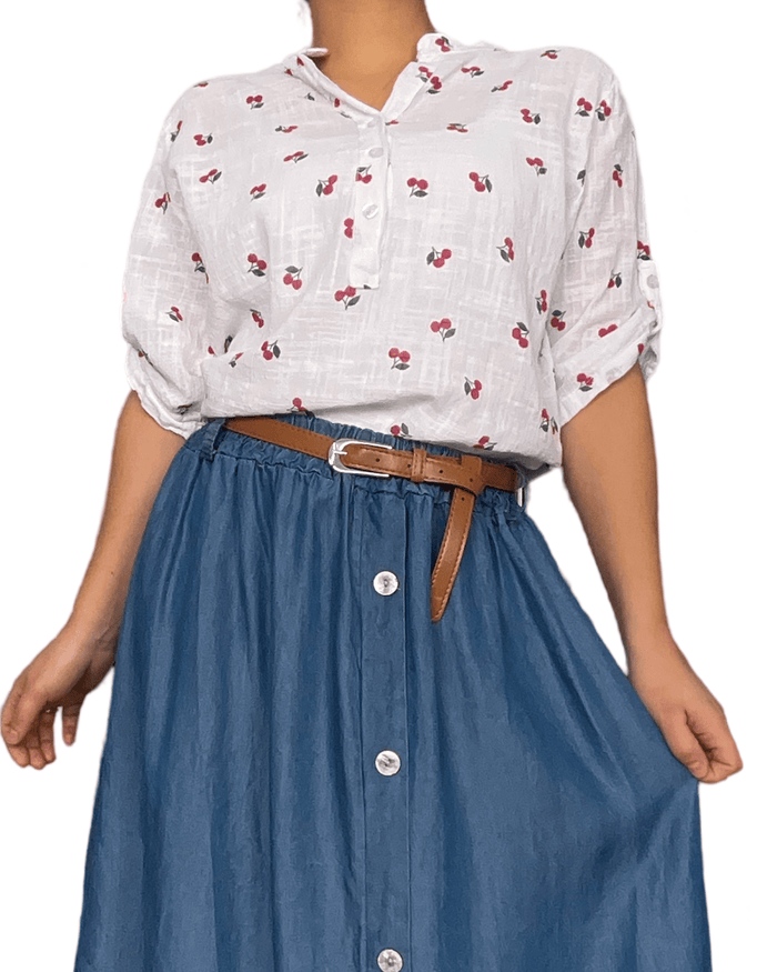 Blouse blanche à motifs de cerises pour femme avec ceinture.