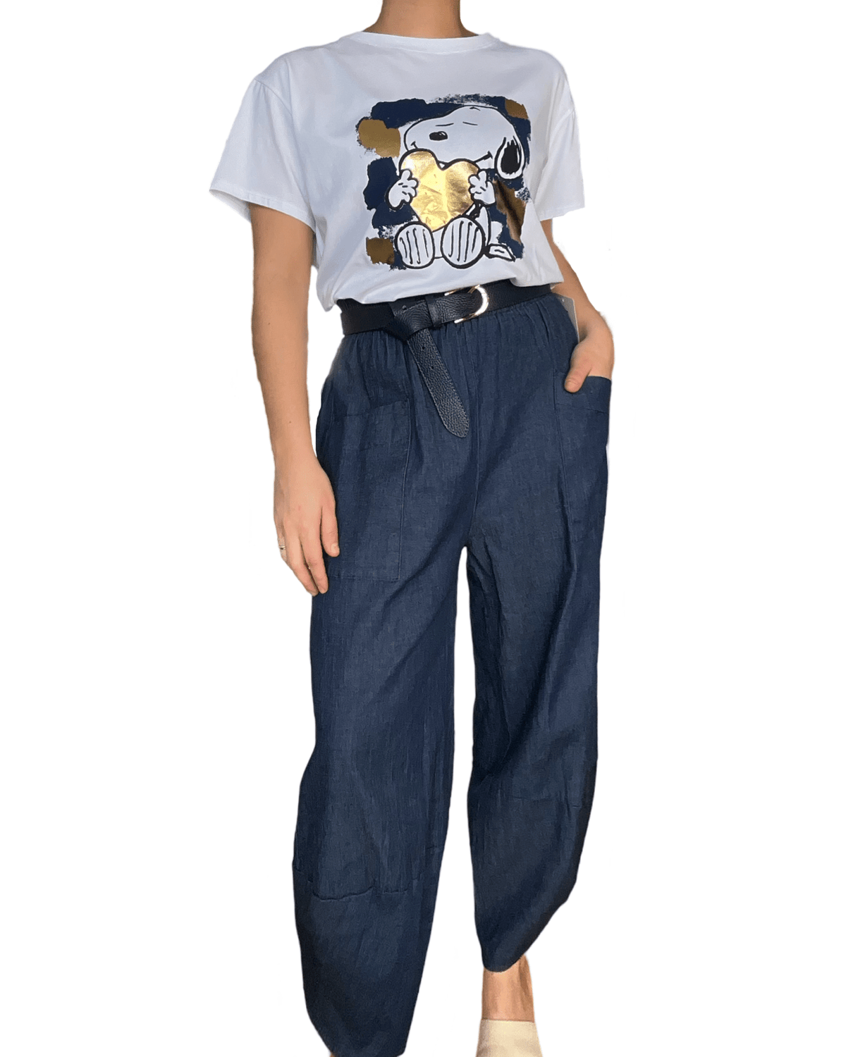 Pantalon baggy bleu jeans pour femme avec t-shirt et ceinture.