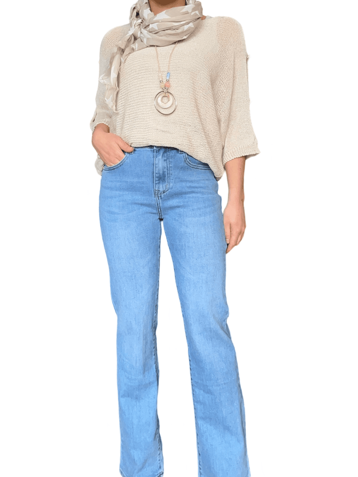 Chandail beige en mailles avec boutons pour femme avec collier.