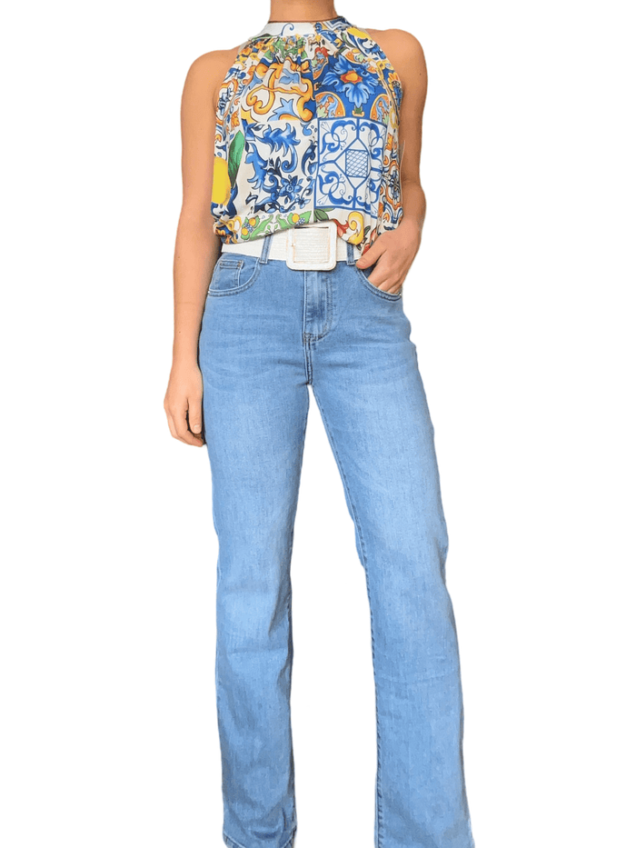 Camisole blanche pour femme avec imprimé majolique multicolore avec jeans.