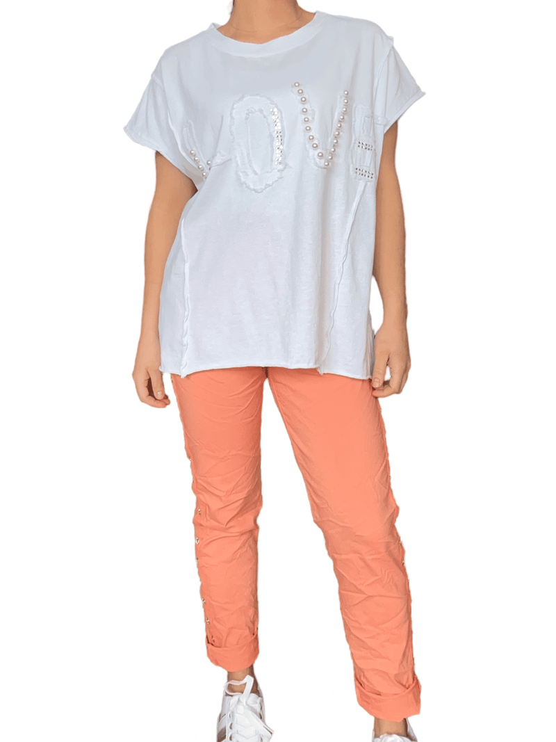 T-shirt blanc avec imprimé ''LOVE'' pour femme avec sneakers.