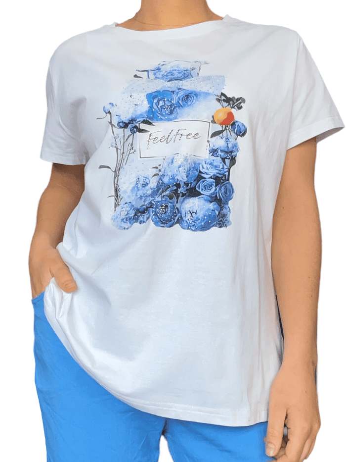 T-shirt blanc avec imprimé de roses bleues pour femme.