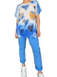 Chandail avec imprimé de cœurs bleu et or pour femme avec pantalon.