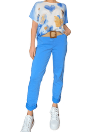 Chandail avec imprimé de cœurs bleu et or pour femme avec sneakers.