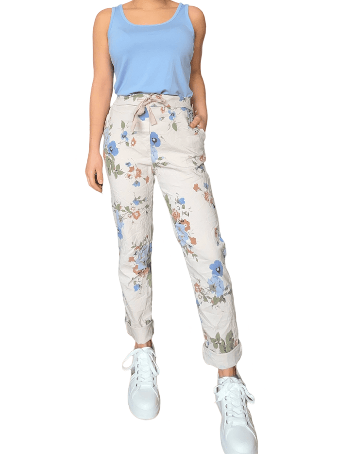 Pantalon beige à taille élastique avec imprimé floral pour femme avec camisole.