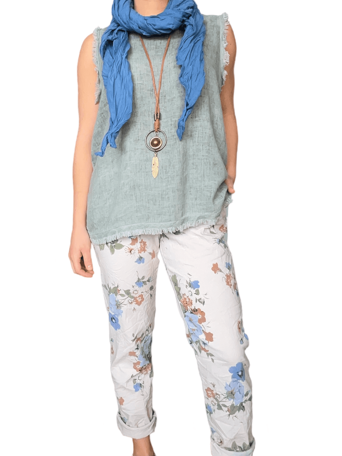 Camisole kaki avec bordure effilochée pour femme avec pantalon.