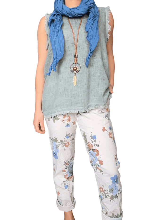 Camisole kaki avec bordure effilochée pour femme avec pantalon.