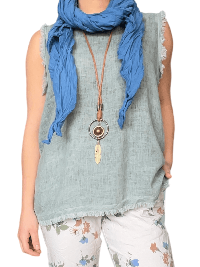 Camisole kaki avec bordure effilochée pour femme avec collier long et foulard.