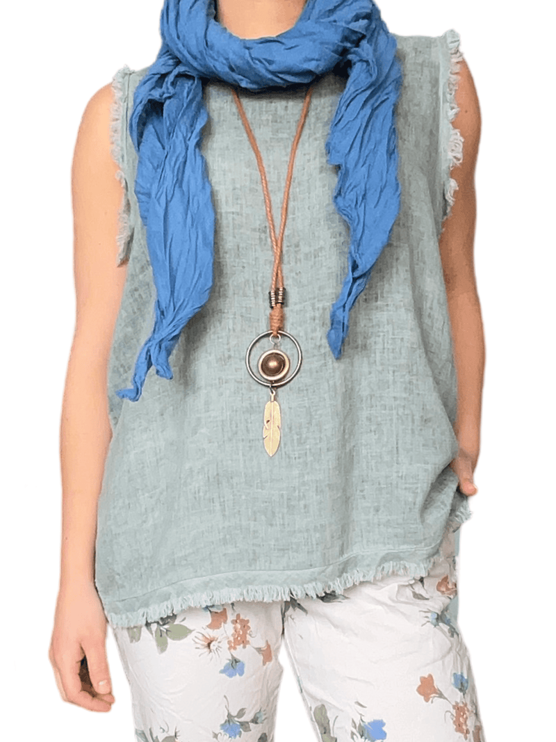 Camisole kaki avec bordure effilochée pour femme avec collier long et foulard.