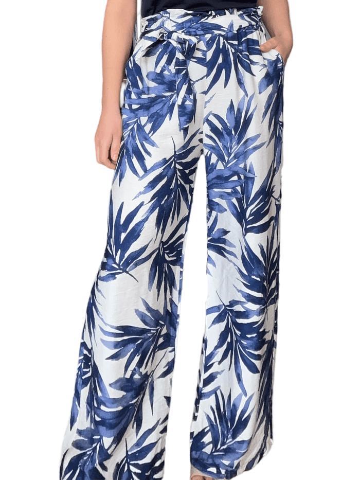 Pantalon blanc palazzo avec imprimé de feuilles bleues pour femme.