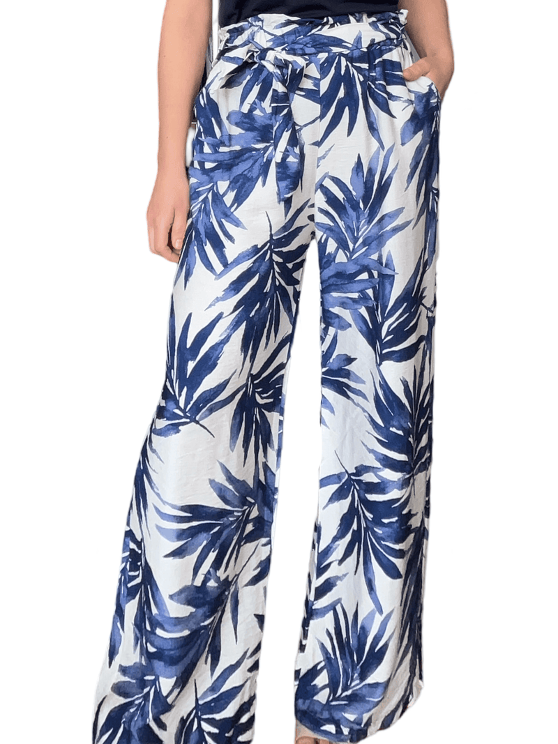 Pantalon blanc palazzo avec imprimé de feuilles bleues pour femme.