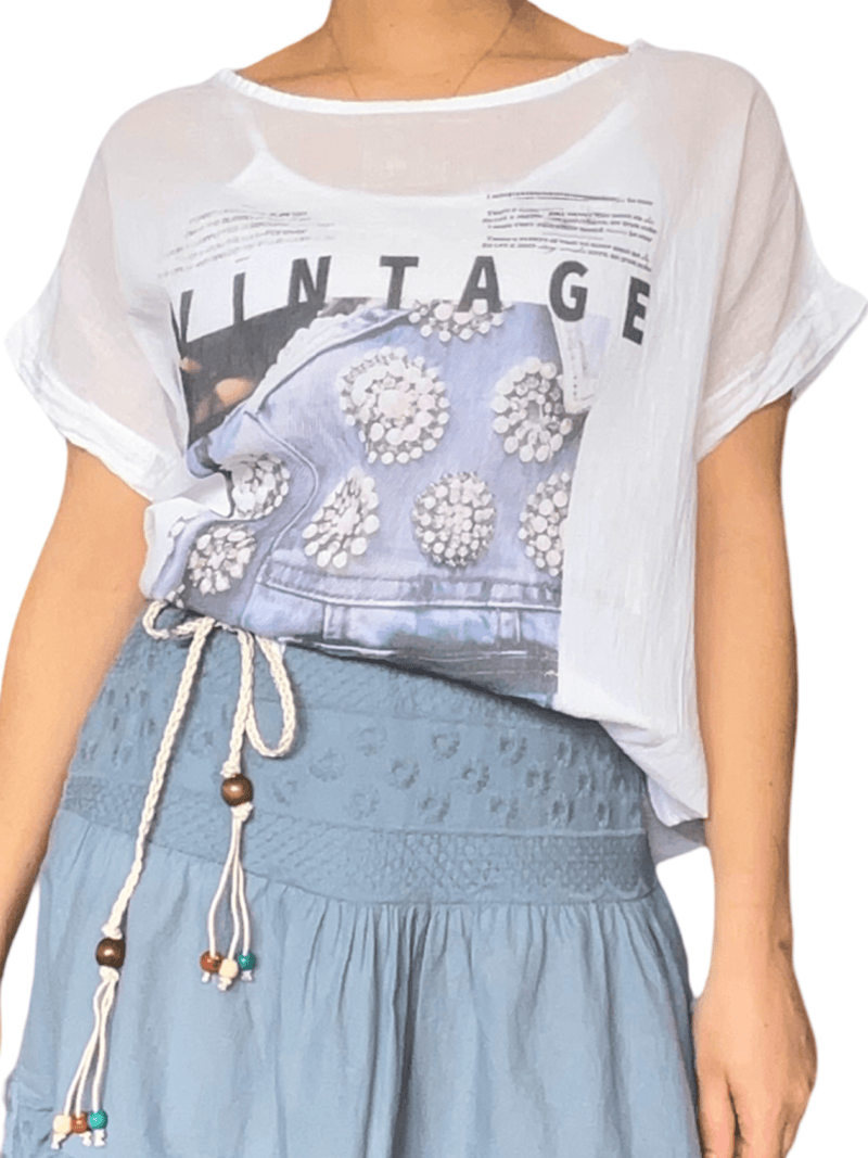 T-shirt blanc avec imprimé vintage pour femme.