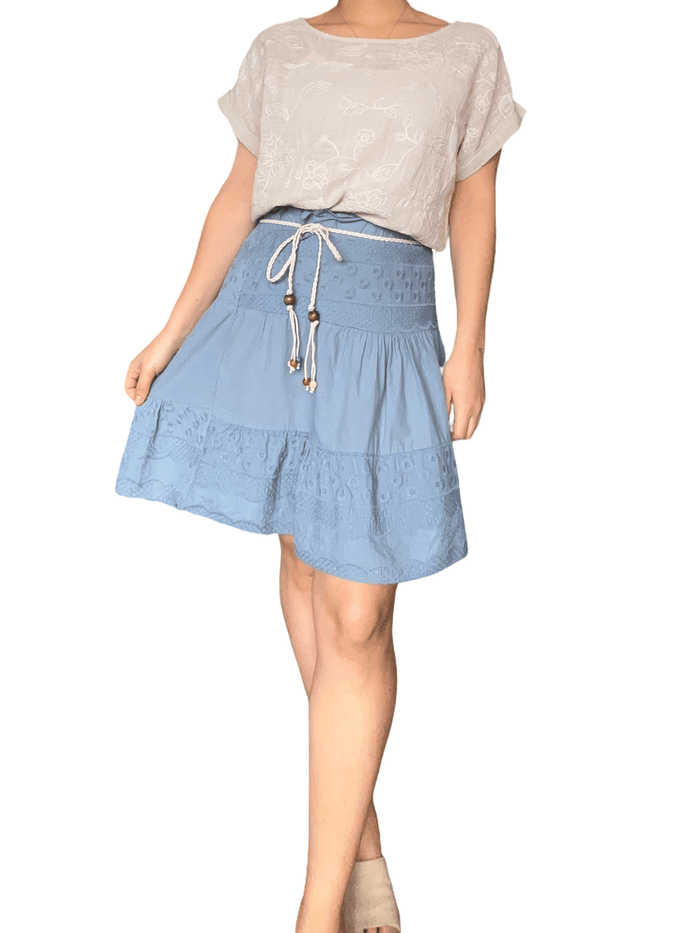 T-shirt beige à motifs floraux brodés pour femme.