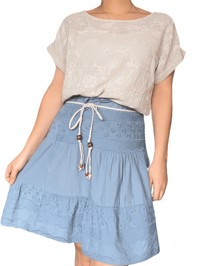 T-shirt beige à motifs floraux brodés pour femme avec jupe.