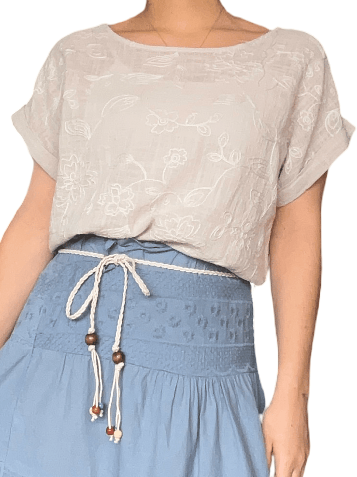 T-shirt beige à motifs floraux brodés pour femme.