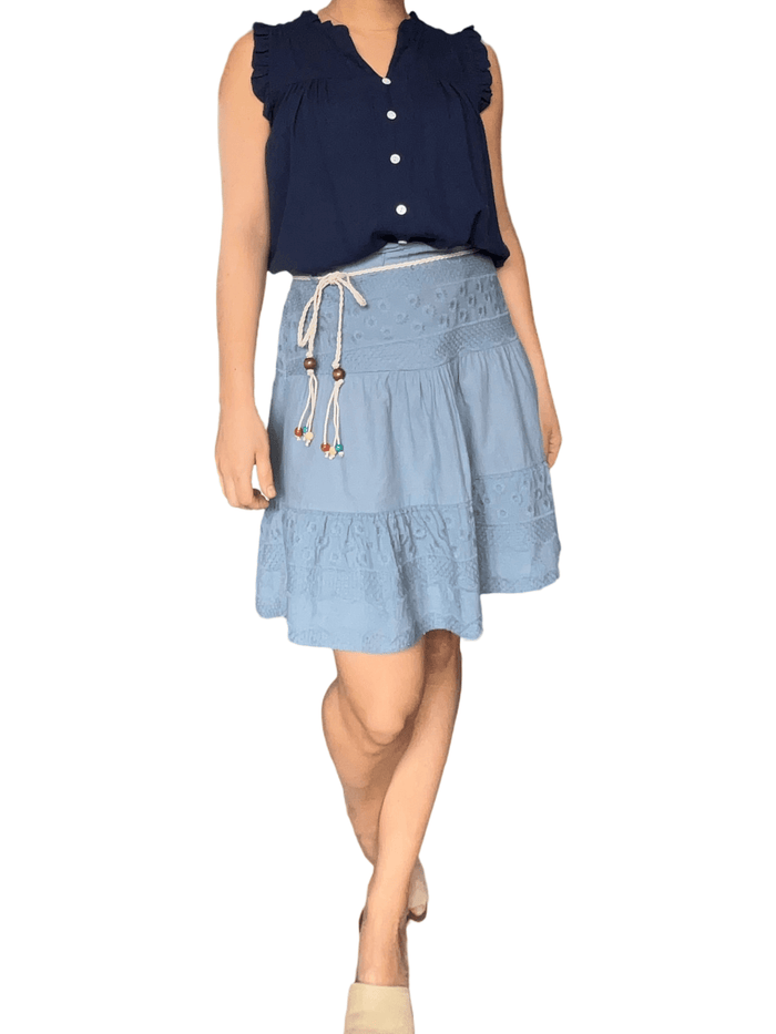 Camisole marine boutonnée pour femme avec jupe.