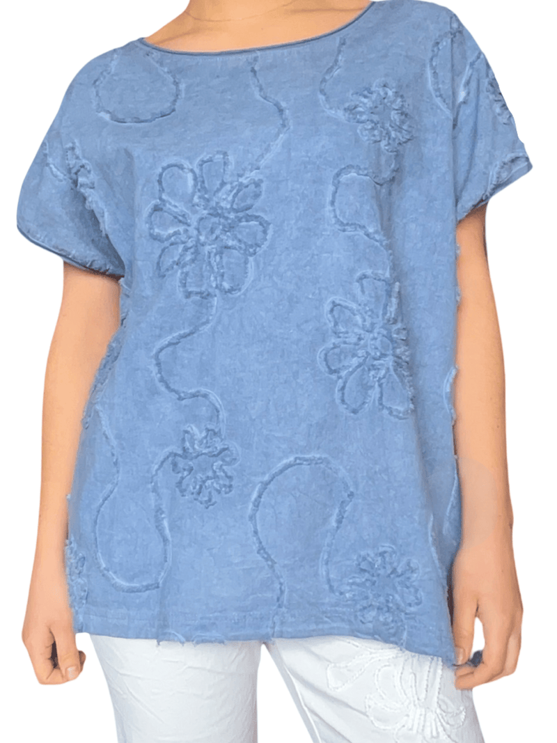 T-shirt bleu jean à motifs floraux monochromes pour femme.