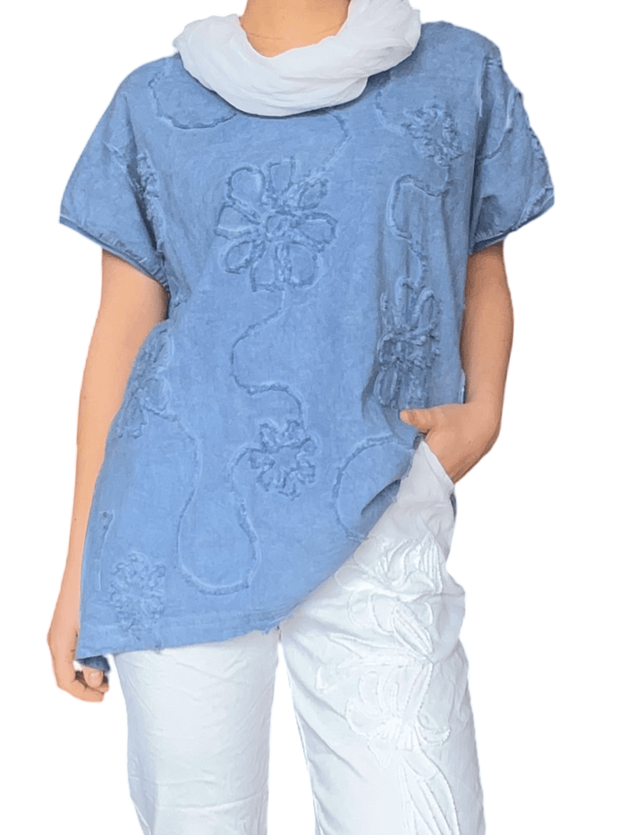 T-shirt bleu jean à motifs floraux monochromes pour femme avec foulard.