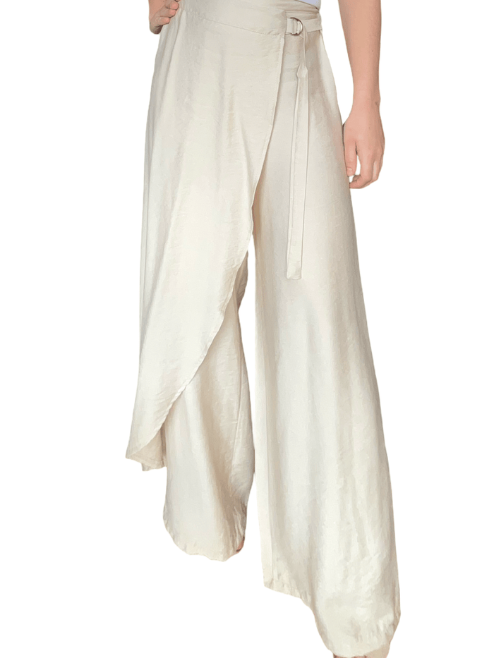 Pantalon beige chic à jambe large pour femme.