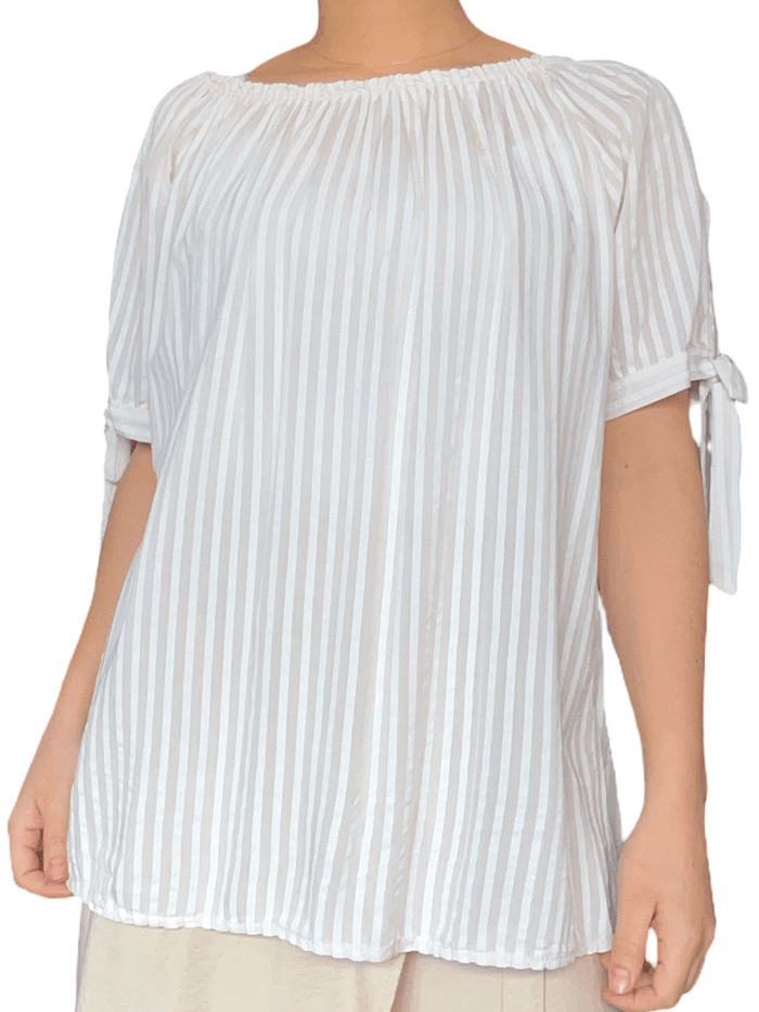 Blouse rayée blanc et beige pour femme.