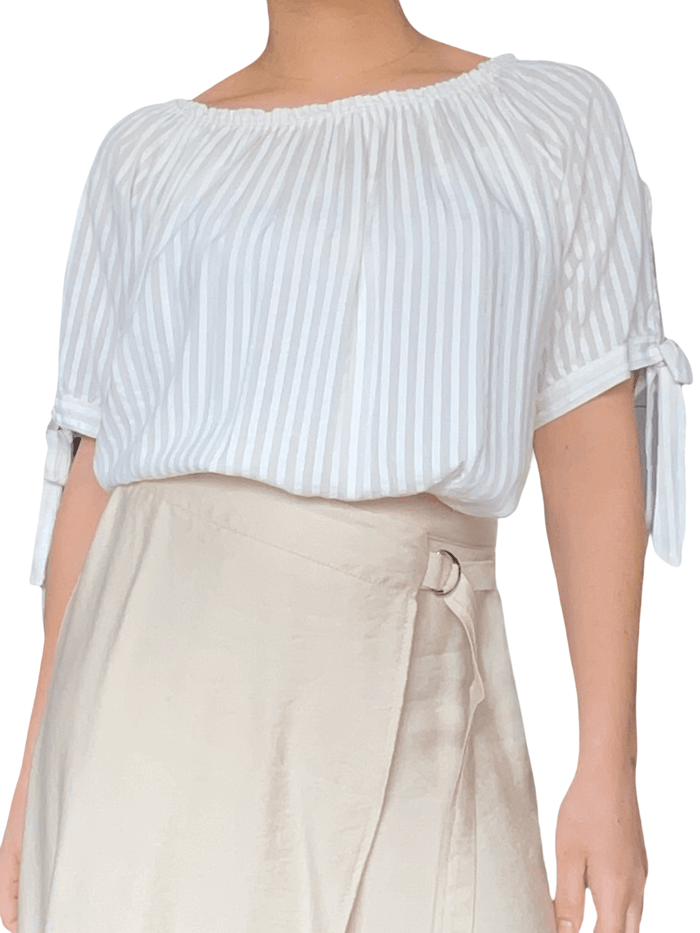 Blouse rayée blanc et beige pour femme.