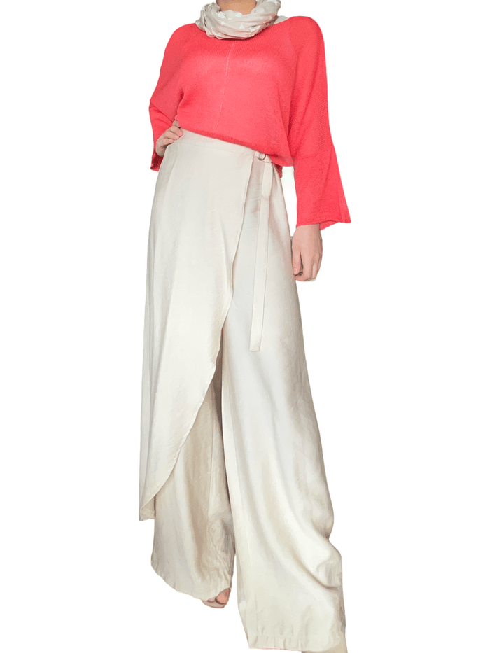 Chandail rouge en mailles décontracté pour femme avec pantalon chic.
